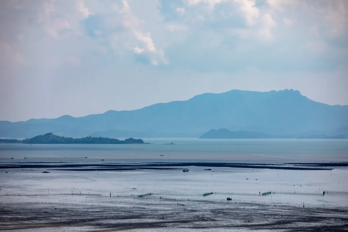 전원한 Suncheon Bay를 바라보며 멀리 있는 산맥과 넓은 물빛이 조화를 이룬 평온한 풍경.